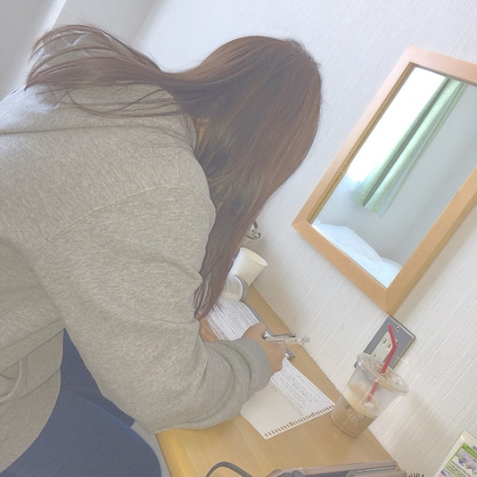 部屋についてる勉強机で筆記テストの勉強